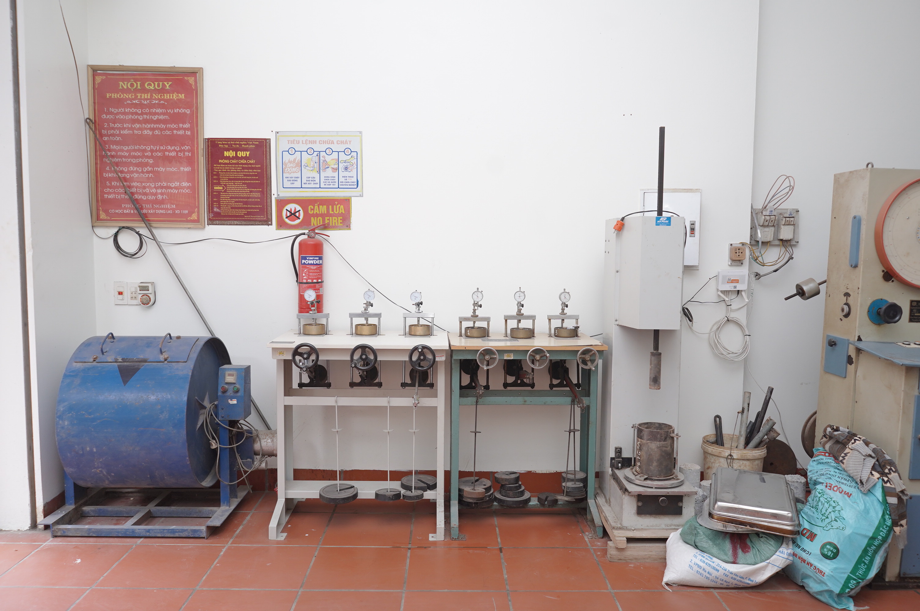 Kỹ sư phòng thí nghiệm đang thao tác